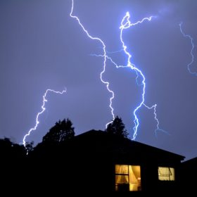 Túláramvédett hálózati elosztók